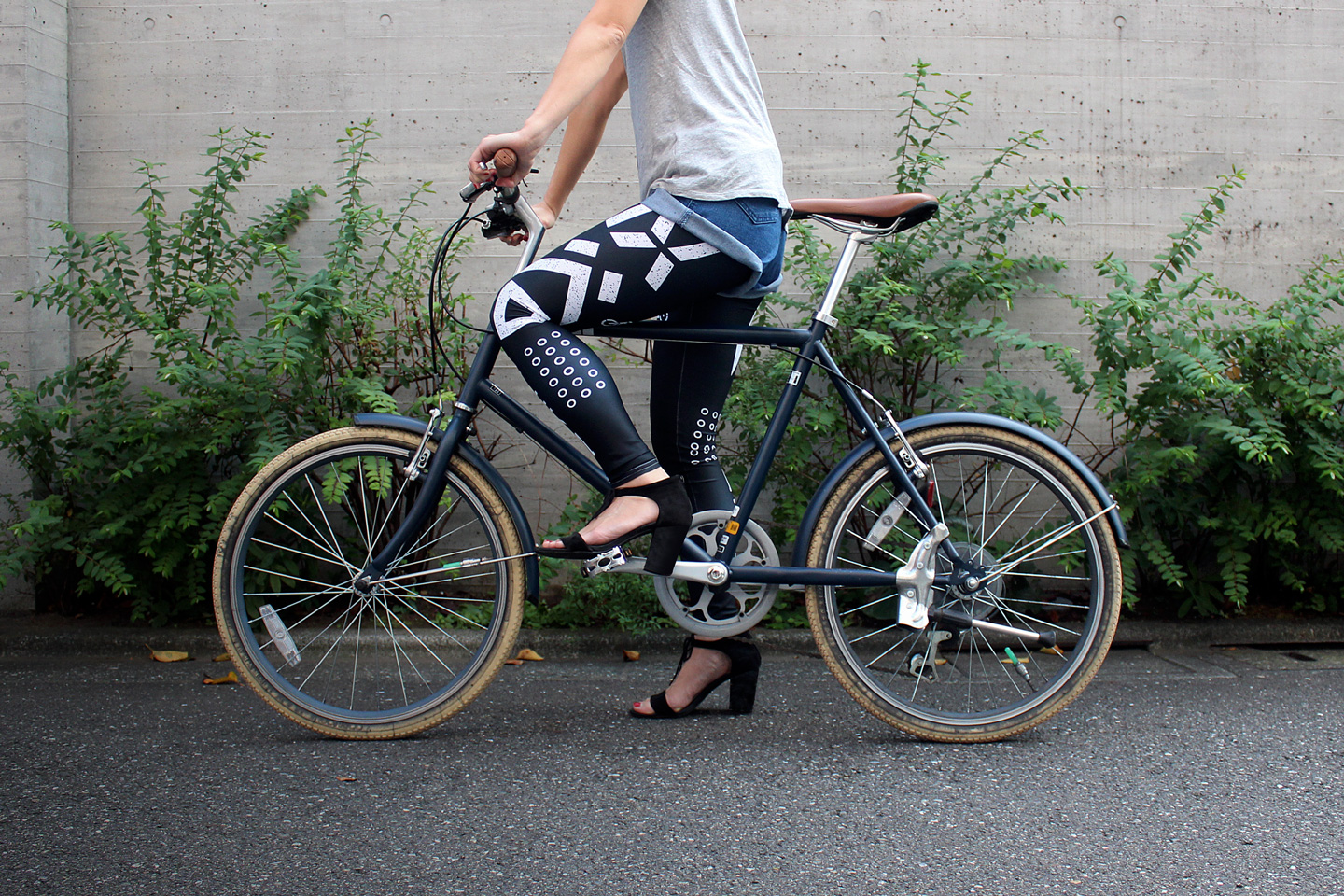 Tokyo Signs - Products inspired by the streets of Tokyo - Roadmarks Leggings